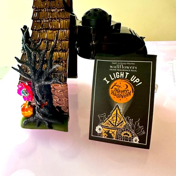 Bath & Body Works Halloween Witches Cottage Haunted House Wallflower Plug In New - Picture 2 of 3